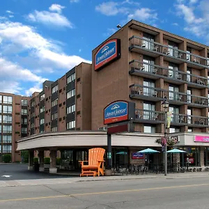 Howard Johnson Plaza By Wyndham By The Falls Hotel